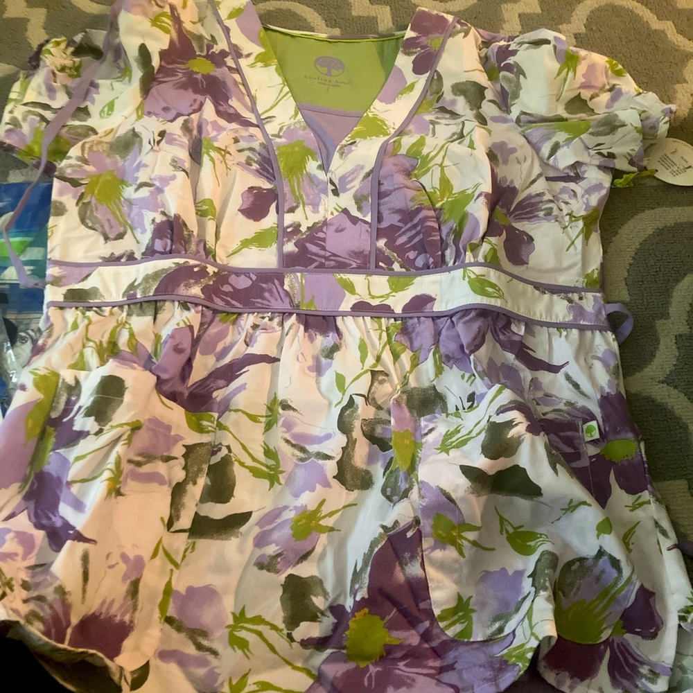 New scrub top! Tags still on it. $25 new when bought it.